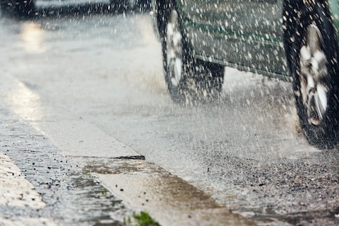 雨の日の車