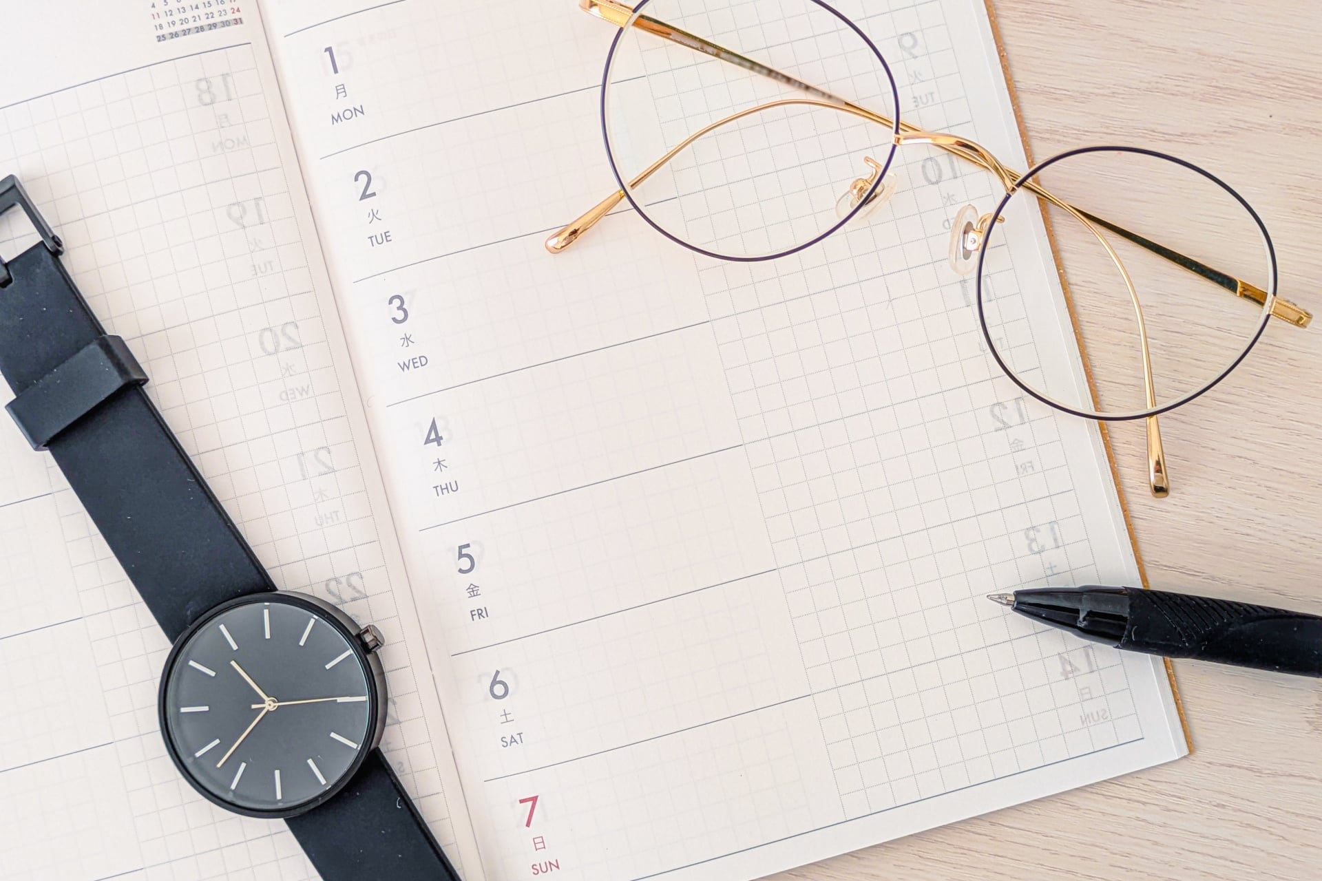 引越しのスケジュールと段取りを確認している様子(カレンダーとチェックリスト)