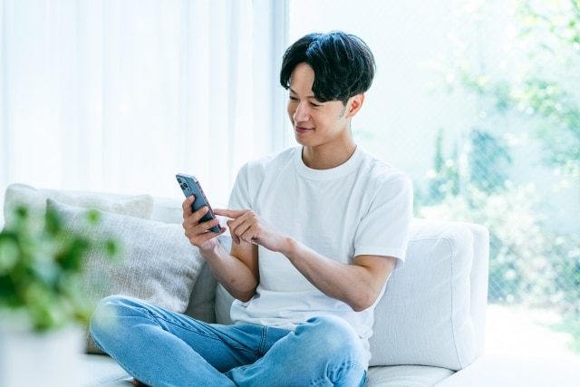 スマートフォンで地図アプリを見ながら文京区を散歩している様子