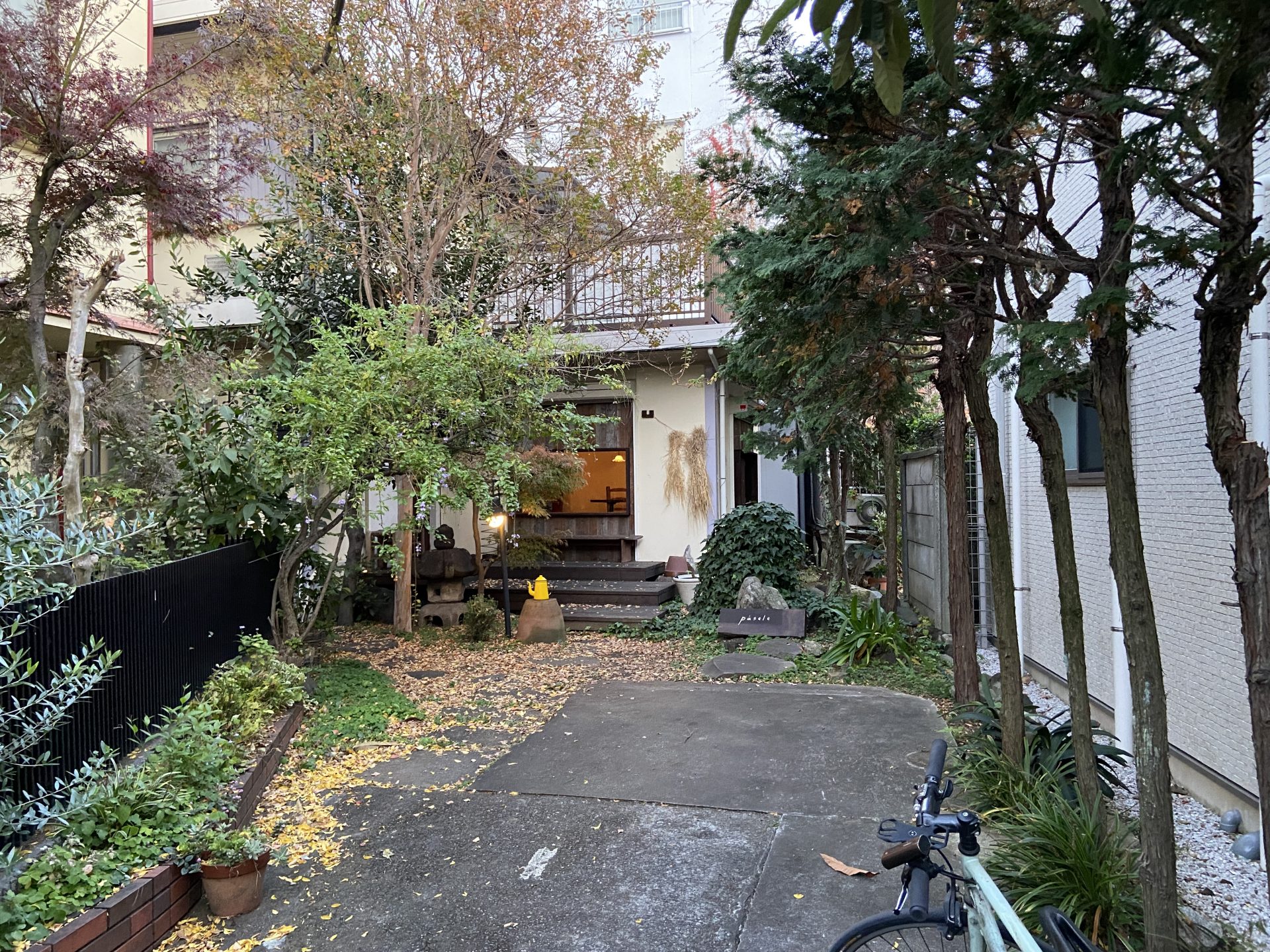 文京区の細い路地とレトロな喫茶店の看板が並ぶ風景