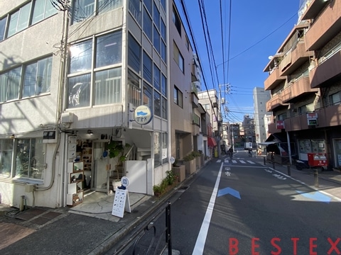 本郷エリアの路地裏にある小さな古本屋とギャラリーの入口