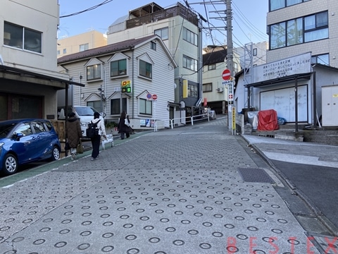 神楽坂エリアの坂の途中から分岐する細い路地の風景