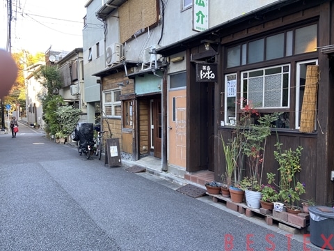 神楽坂の裏路地にひっそりと佇む小さなバルの入口