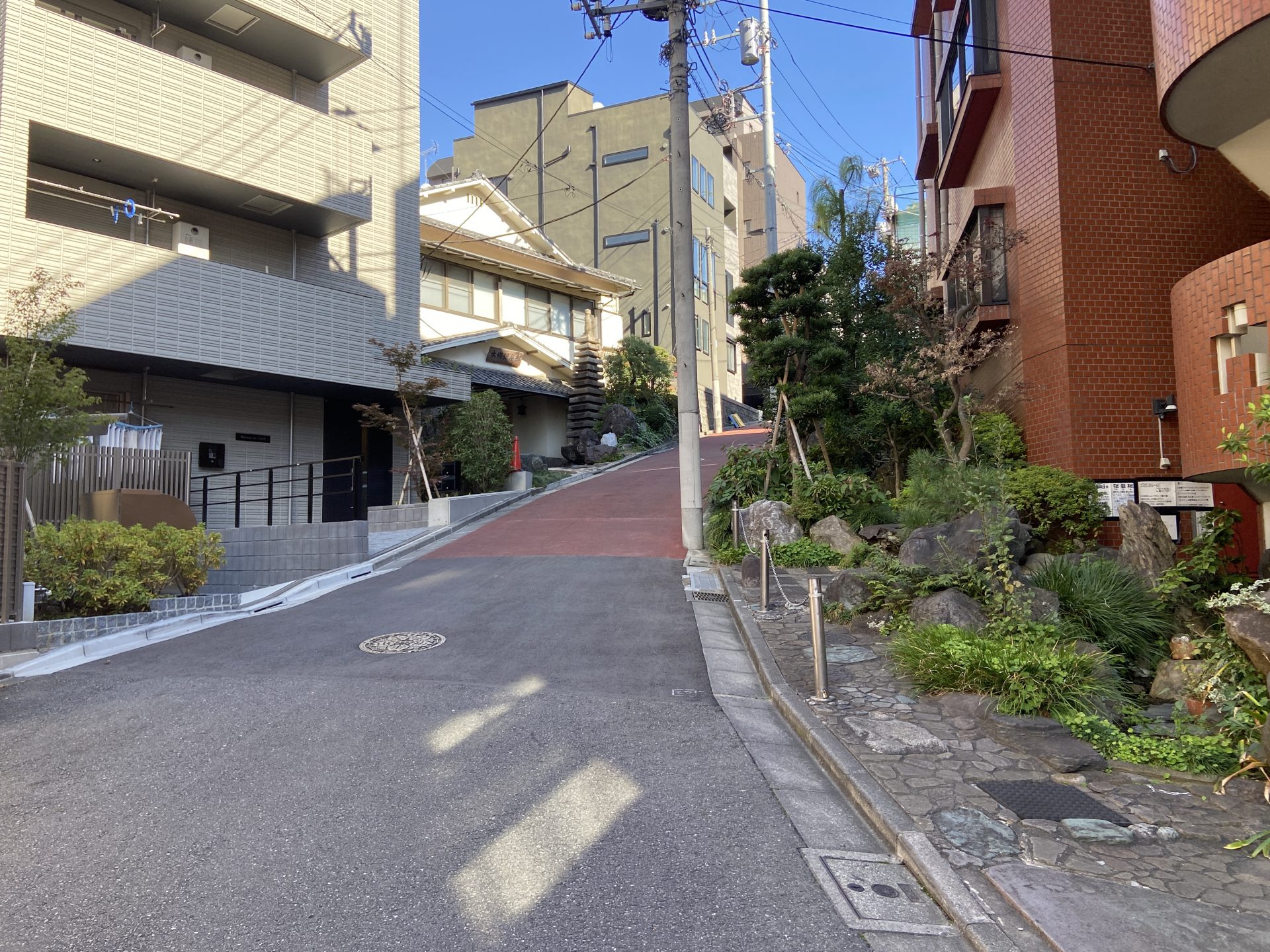 本郷菊坂周辺に残る細い路地と住宅街の生活道路