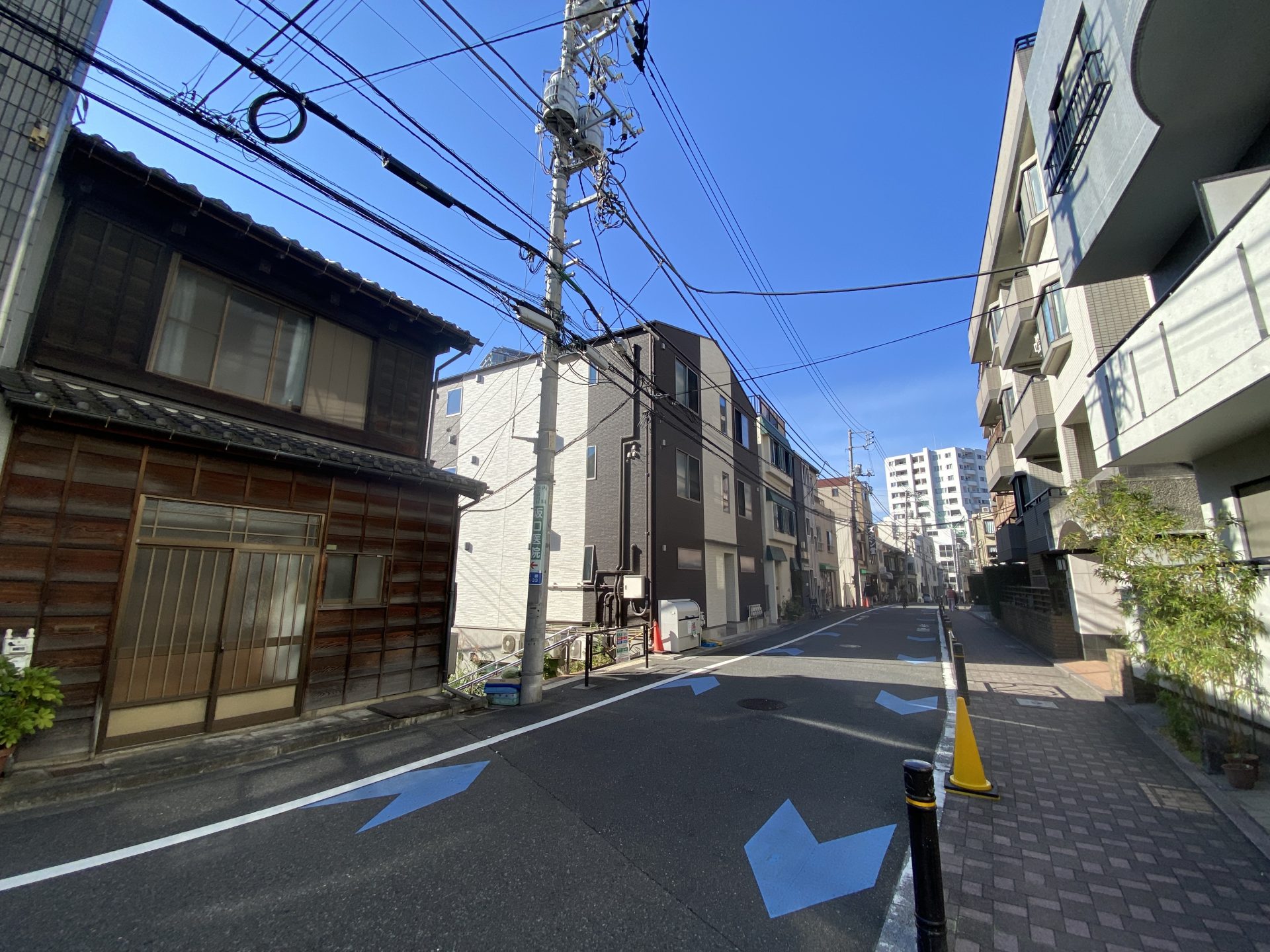 本郷通り側から続く菊坂本通りのなだらかな坂道