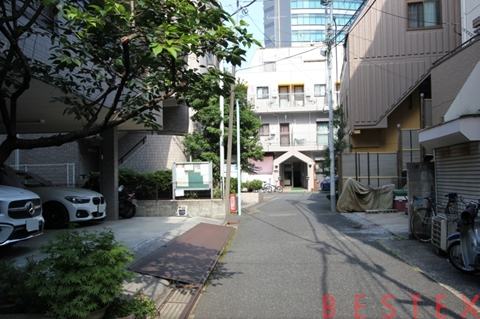水道の道幅の狭い道路