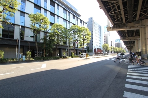 首都高速沿いの道