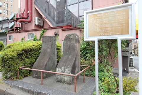 猫又橋の親柱の袖石