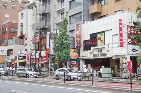 駅前の店々