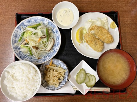 野菜炒めとカキフライ定食